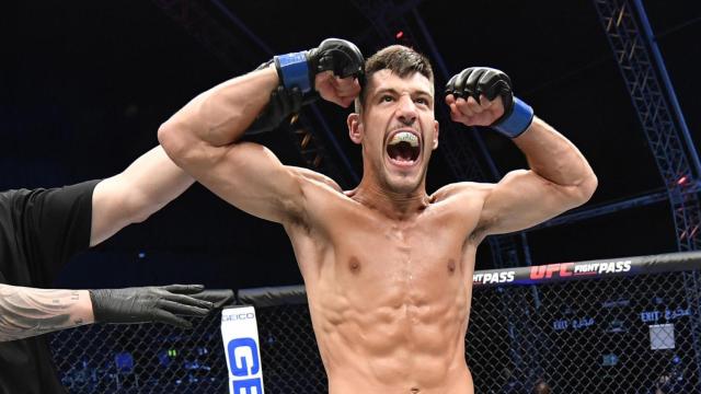 Joel Álvarez, celebrando una victoria en UFC