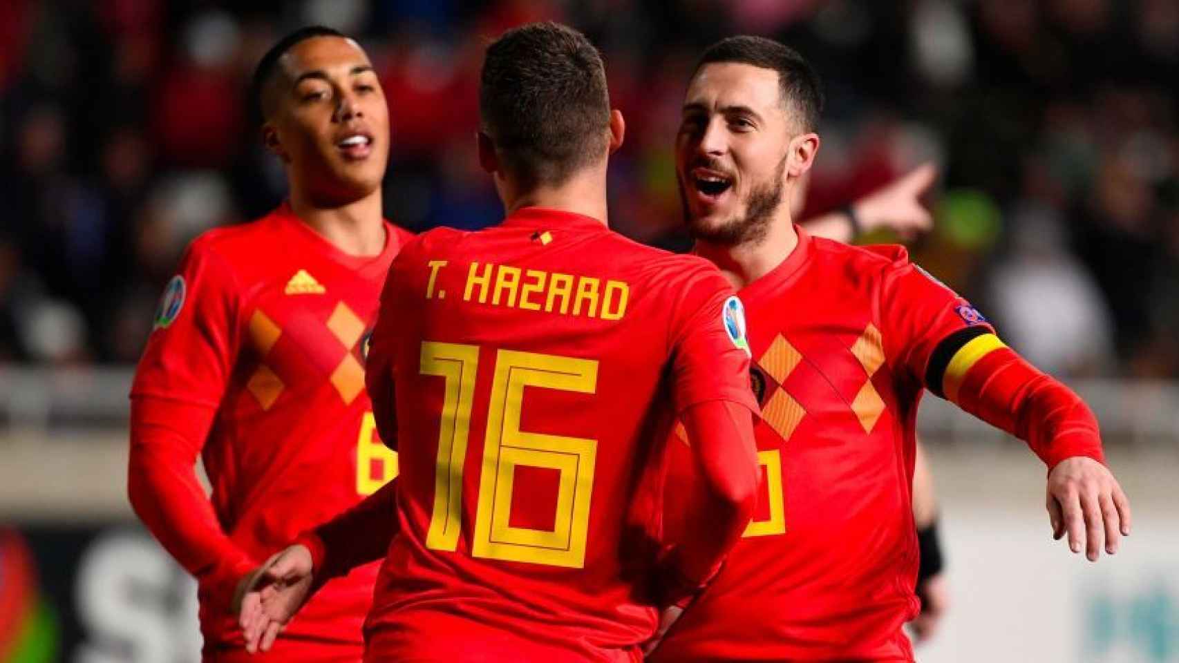 Thorgan y Eden Hazard celebran un gol con Bélgica
