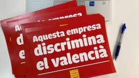 Las pegatinas que distribuye 'Plataforma per la Llengua', la autodenominada ONG del catalán. EE