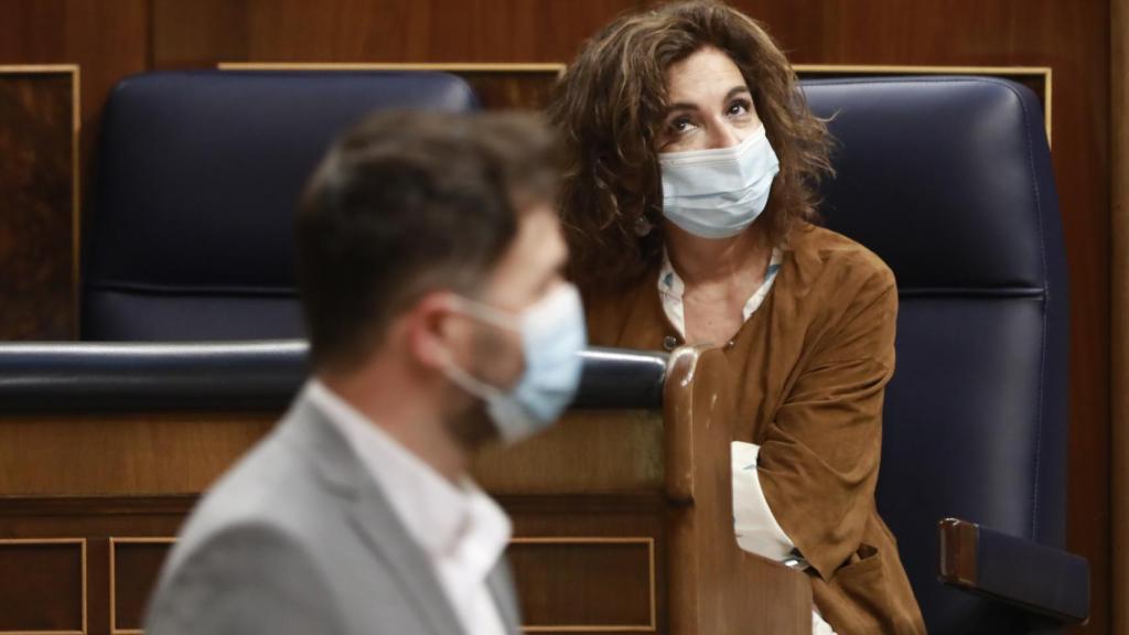 Gabriel Rufián y María Jesús Montero, en el Congreso de los Diputados.