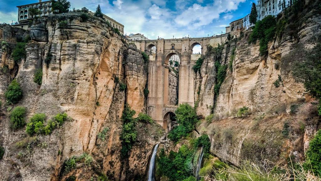 Una foto del Puente Nuevo que cruza el Tajo de Ronda.