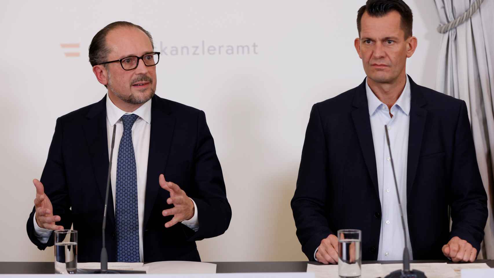 El canciller austriaco, Alexander Schallenberg, a la izquierda junto al ministro de Sanidad, Wolfgang Mueckstein.