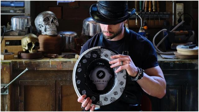 Marcos en el taller en el que da vida a ‘Blade Hats’.