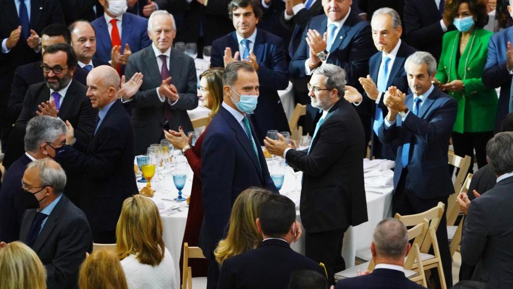 El Rey Felipe VI (c) durante el almuerzo que sirve para conmemorar el 40º aniversario de la Confederación de Empresarios de Galicia (CEG), en el Museo Centro Gaiás de la Cidade da Cultura