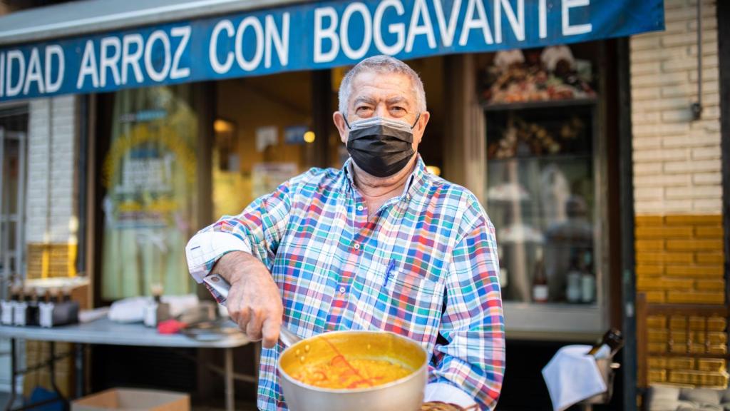 Juan Artero posa para EL ESPAÑOL con su plato estrella frente al restaurante Paloma II.