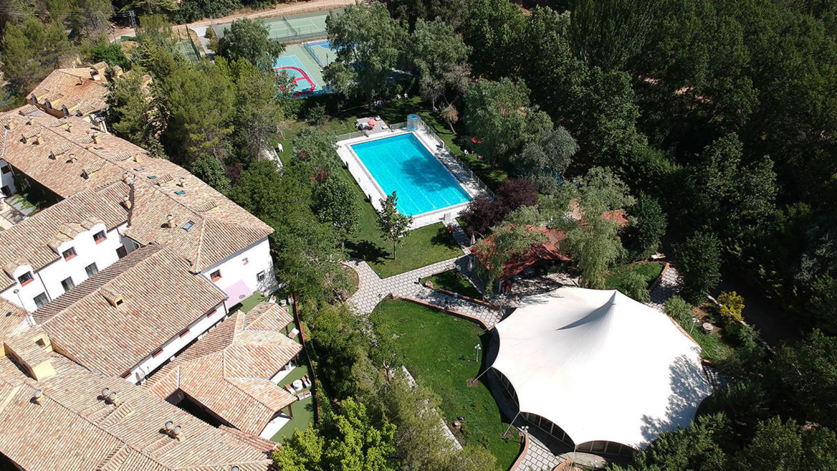 Una fotografía aérea del hotel afectado. Foto: Hotelcuevadelfraile.com.
