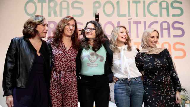 La imagen que desencadenó la crisis interna: Ada Colau, Mónica García, Mónica Oltra, Yolanda Díaz y Fátima Hamed, en el acto celebrado en noviembre de 2021 en Valencia.