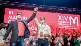El presidente del Gobierno, Pedro Sánchez, y el secretario general del PSOE-M, Juan Lobato, levantan el brazo en el acto de apertura del Congreso del PSOE-M