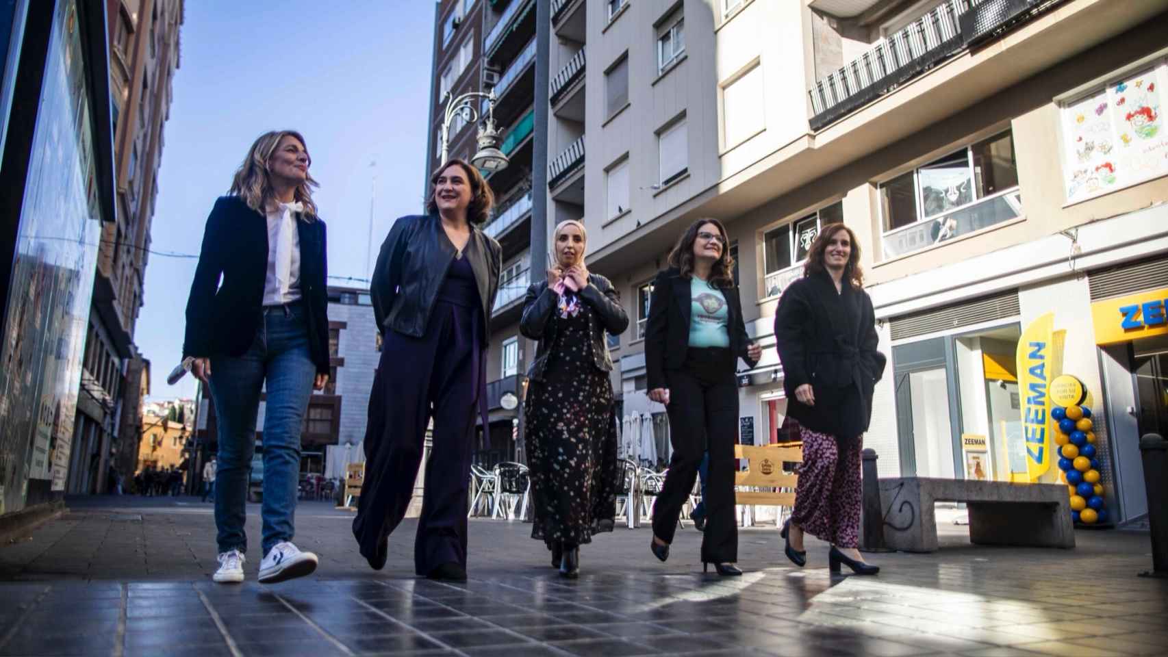 Yolanda Díaz, Ada Colau, Fátima Hamed, Mónica Oltra y Mónica García, antes de su evento en Valencia EE