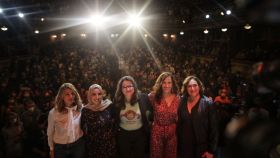 Yolanda Díaz, Fátima Hamed, Mónica Oltra, Mónica García y Ada Colau, en el escenario tras el acto. EE