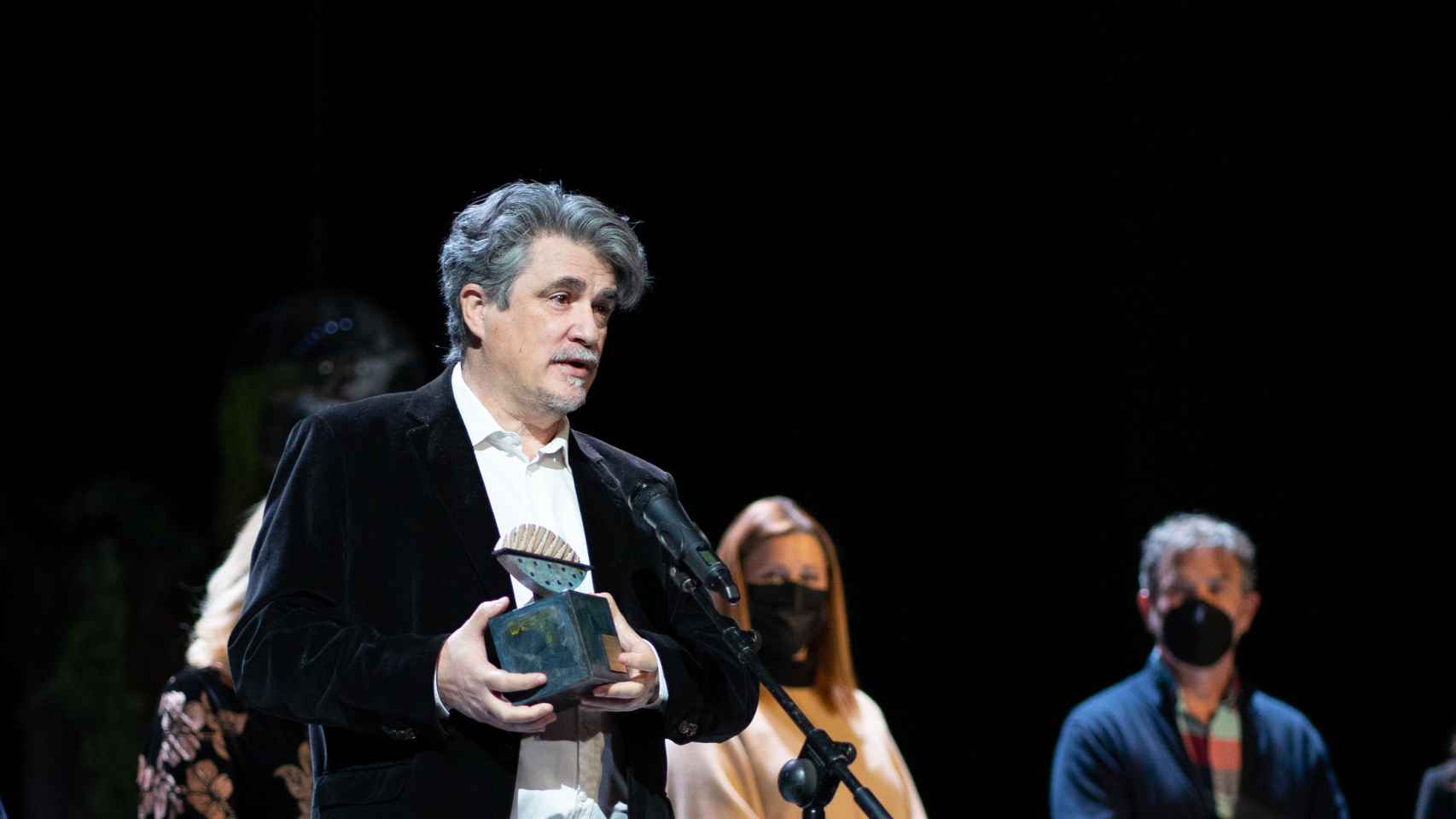 José Ramón Fernández, tras recibir la estatuilla como actor homenajeado en la Muestra de Teatro.