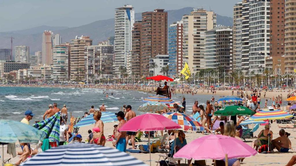 Playa de Levante de Benidorm durante el primer fin de semana sin cierre perimetral, el pasado mes de mayo.