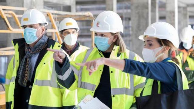 El alcalde y la consejera Isabel Blanco, durante su visita en marzo a las obras de la residencia de Puente Ladrillo