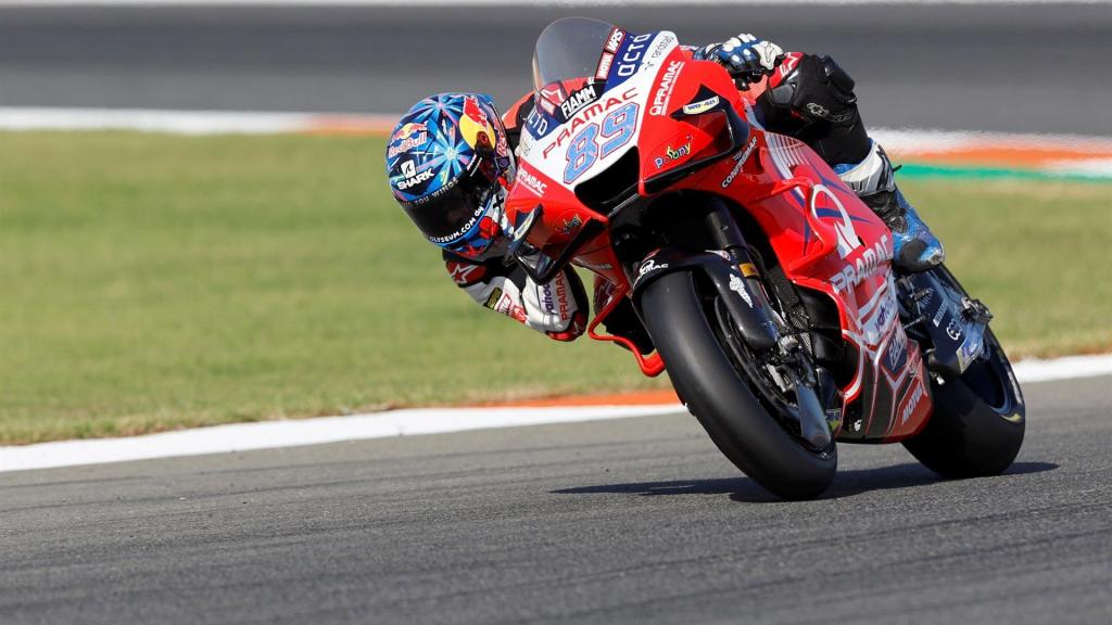 Jorge Martín saca el cuerpo de su Ducati Desmosedici GP21, en la sesión de clasificación en el circuito de Cheste.