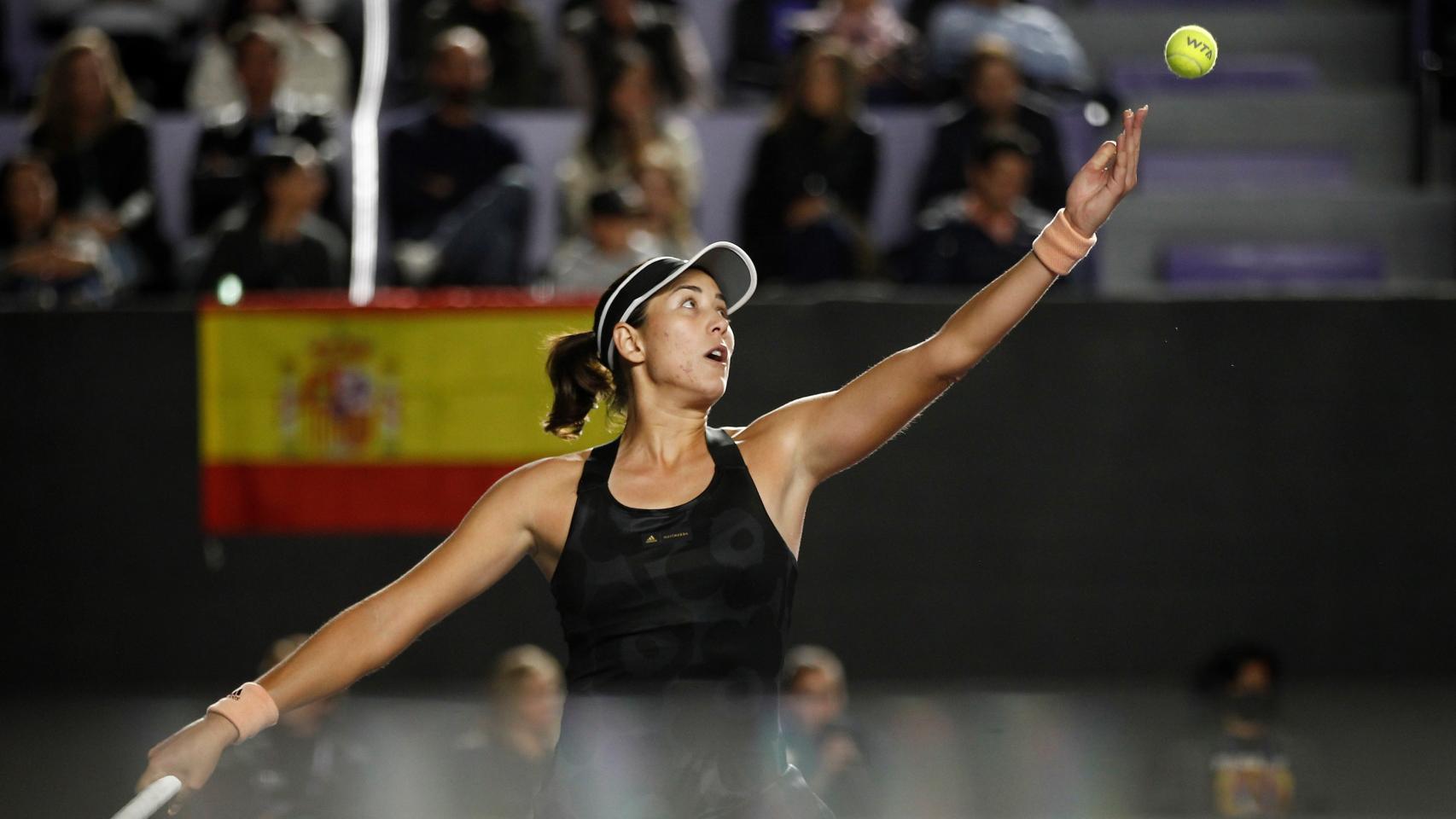 Garbiñe Muguruza, realizando un saque durante las WTA Finals