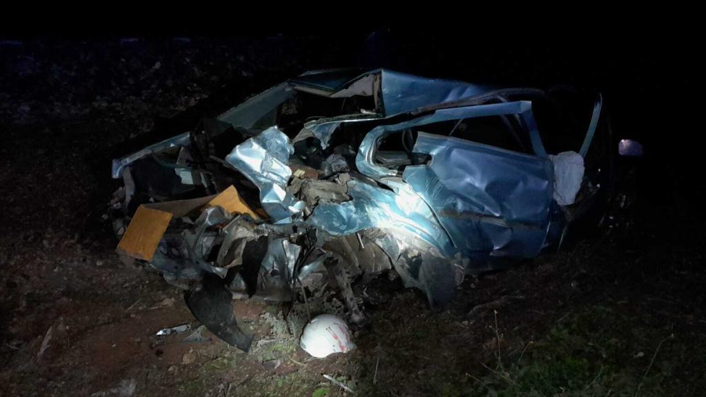 El coche arrollado por un tren en Tarancón quedó completamente destrozado. Fotos: @Cuenca112.