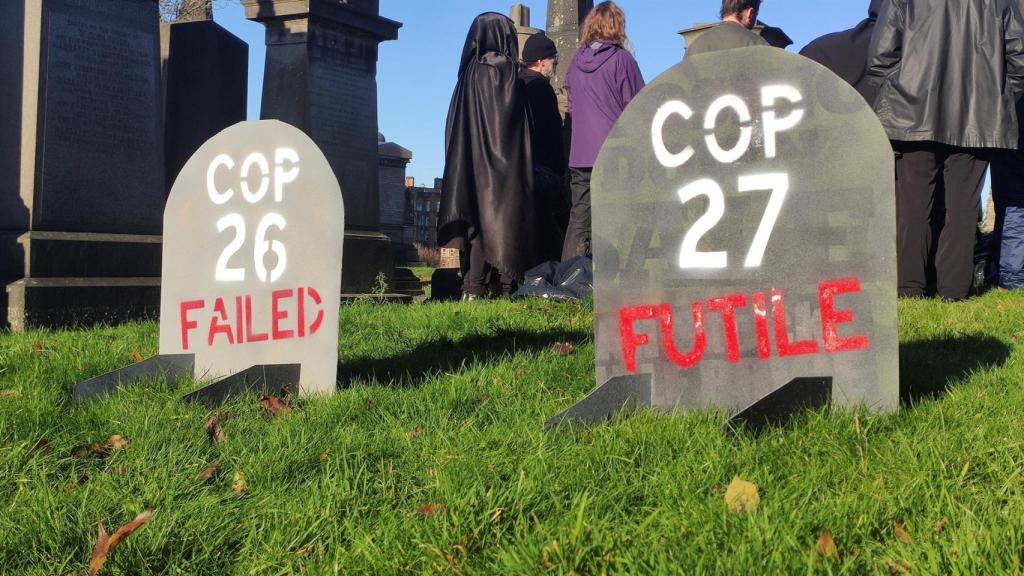 Imagen de una representación artística en una de las manifestaciones que se han sucedido durante la COP26.