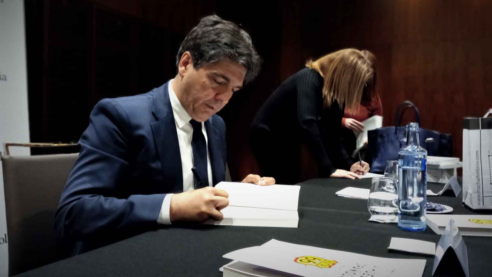 Mario Garcés, diputado del PP y autor de 'La huella española en la Ruta 66', firma un ejemplar.