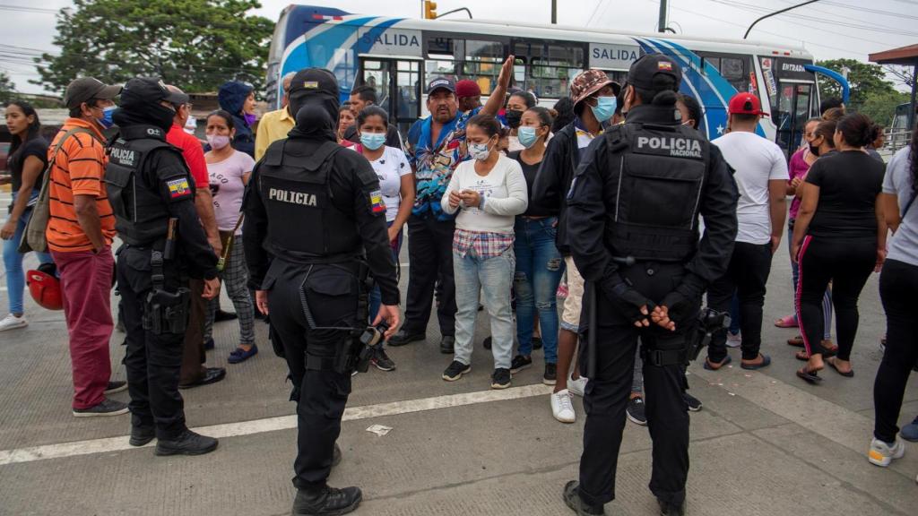 Los familiares de los detenidos a las puertas de la cárcel.