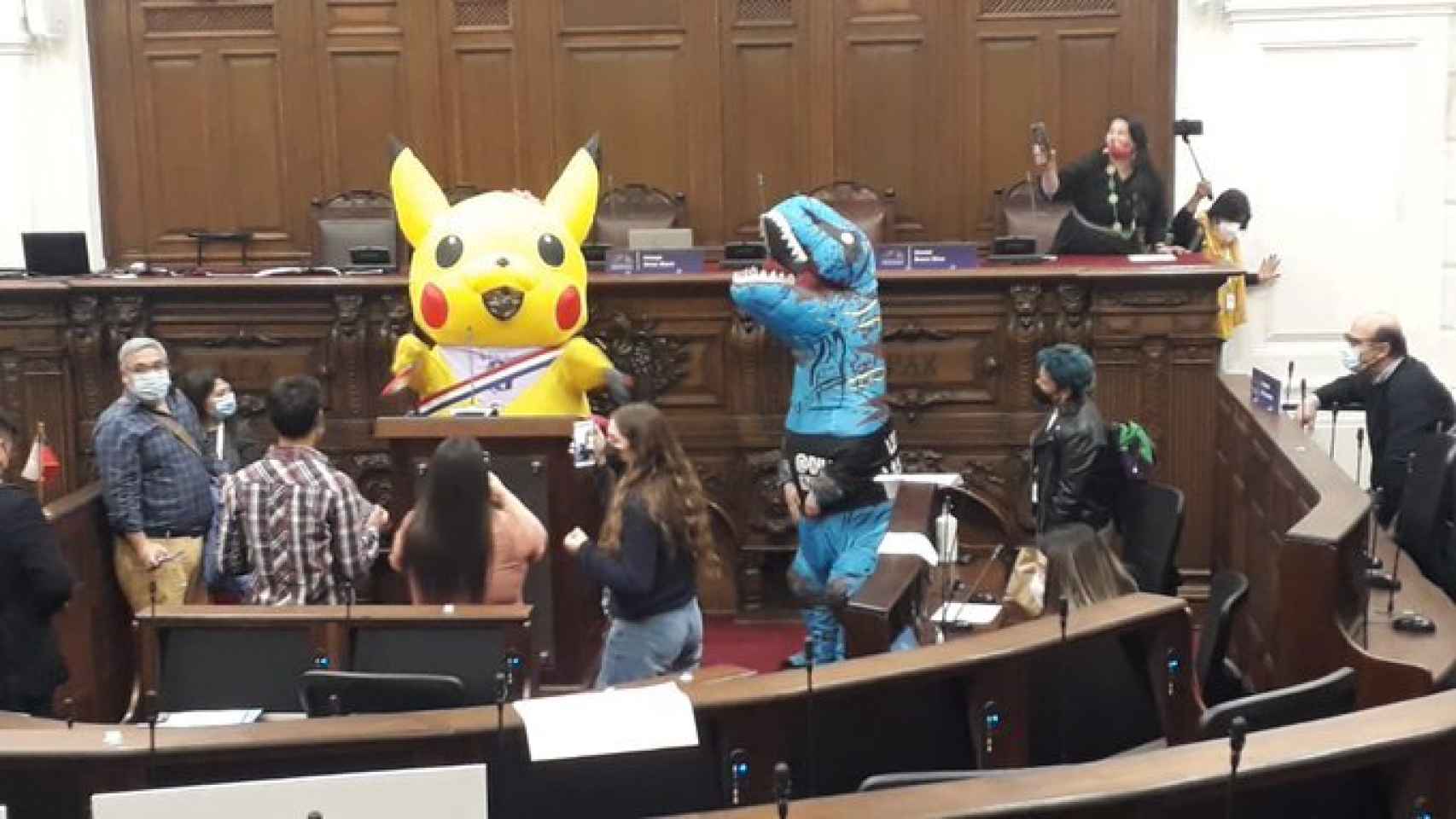 Los dos constituyentes chilenos disfrazados de dinosaurio y Pikachu en julio de 2021.