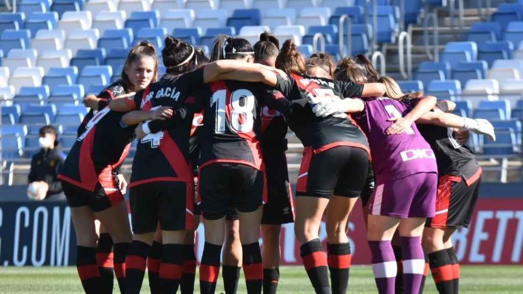 Las jugadoras del Rayo Vallecano femenino antes del partido ante el Real Madrid