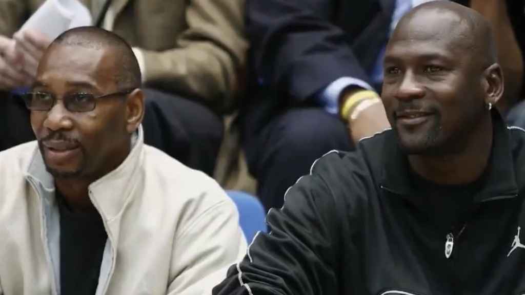 Larry Miller junto a Michael Jordan durante un partido