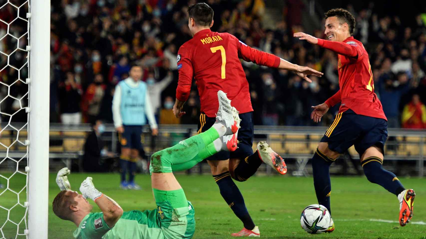 Álvaro Morata celebra su gol junto a Dani Olmo