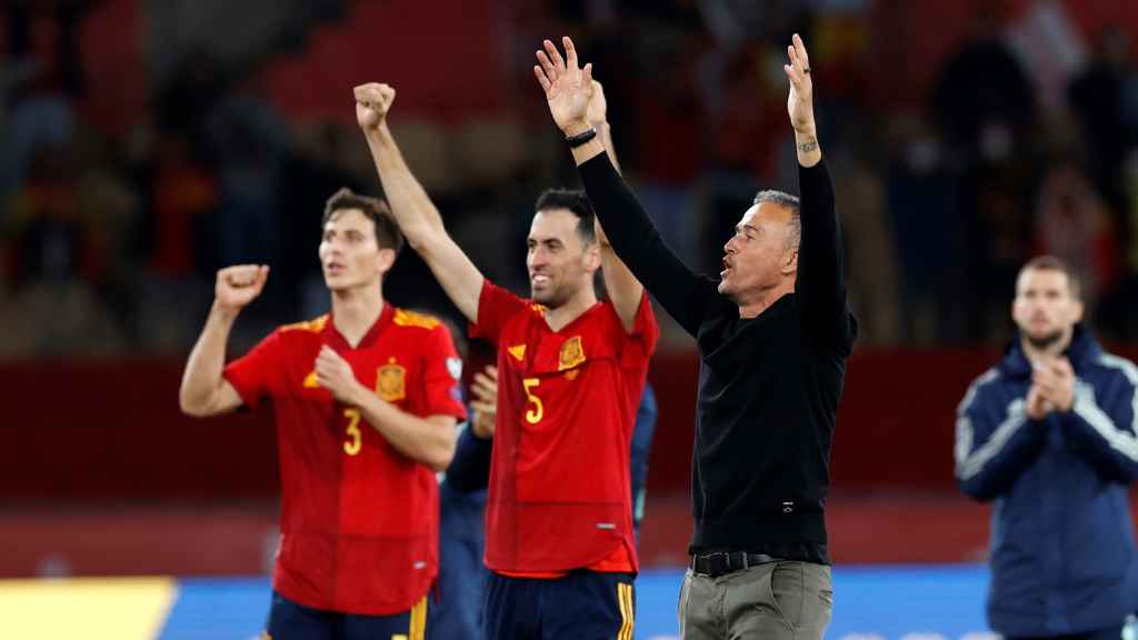Luis Enrique celebra con los jugadores el pase al Mundial