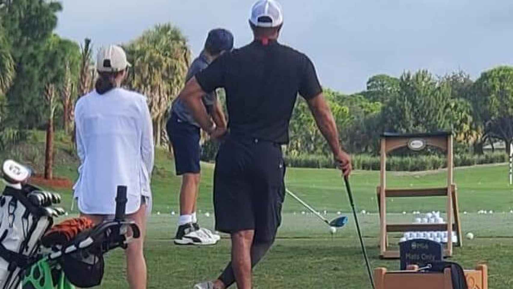 Tiger Woods entrenando junto a su hijo Charlie Axel
