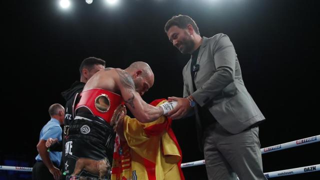 Kiko Martínez, recibiendo el título de campeón del peso pluma con la bandera de España