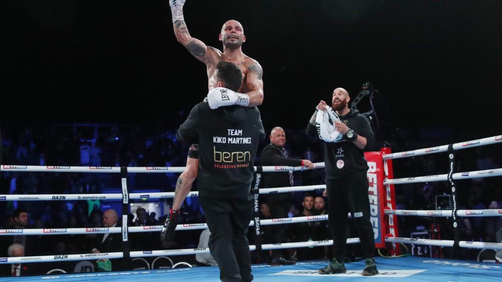 Kiko Martínez celebrando su victoria tras ganar el título del peso pluma