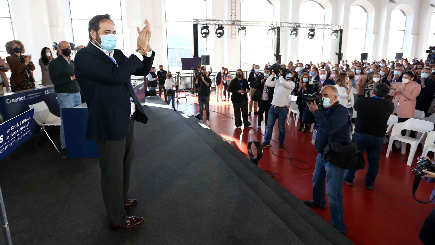 Paco Núñez, este domingo a su llegada al XV Congreso del PP de Castilla-La Mancha, que se celebra en Puertollano.