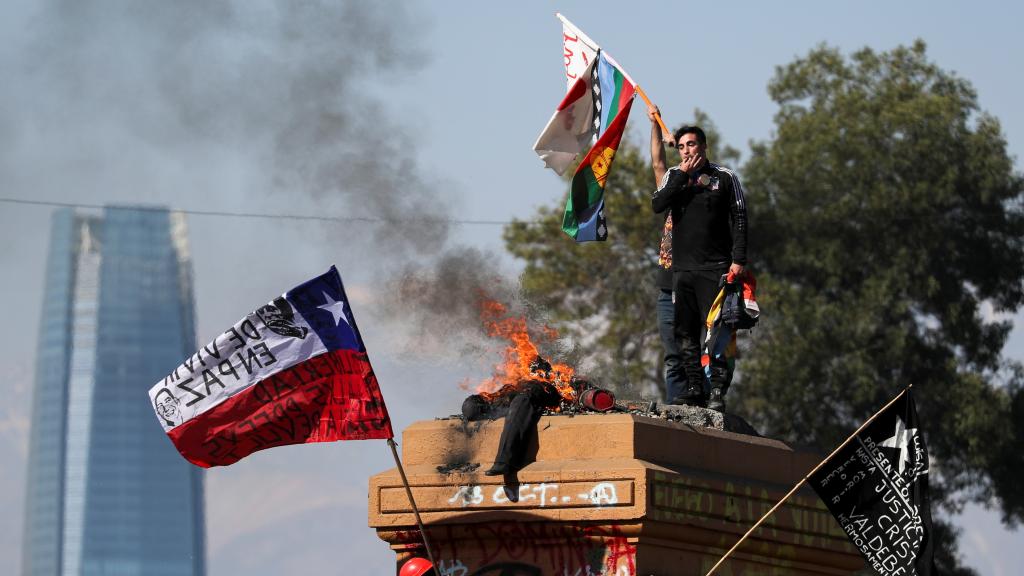 Manifestación en Santiago en el segundo aniversario del estallido social de 2019.