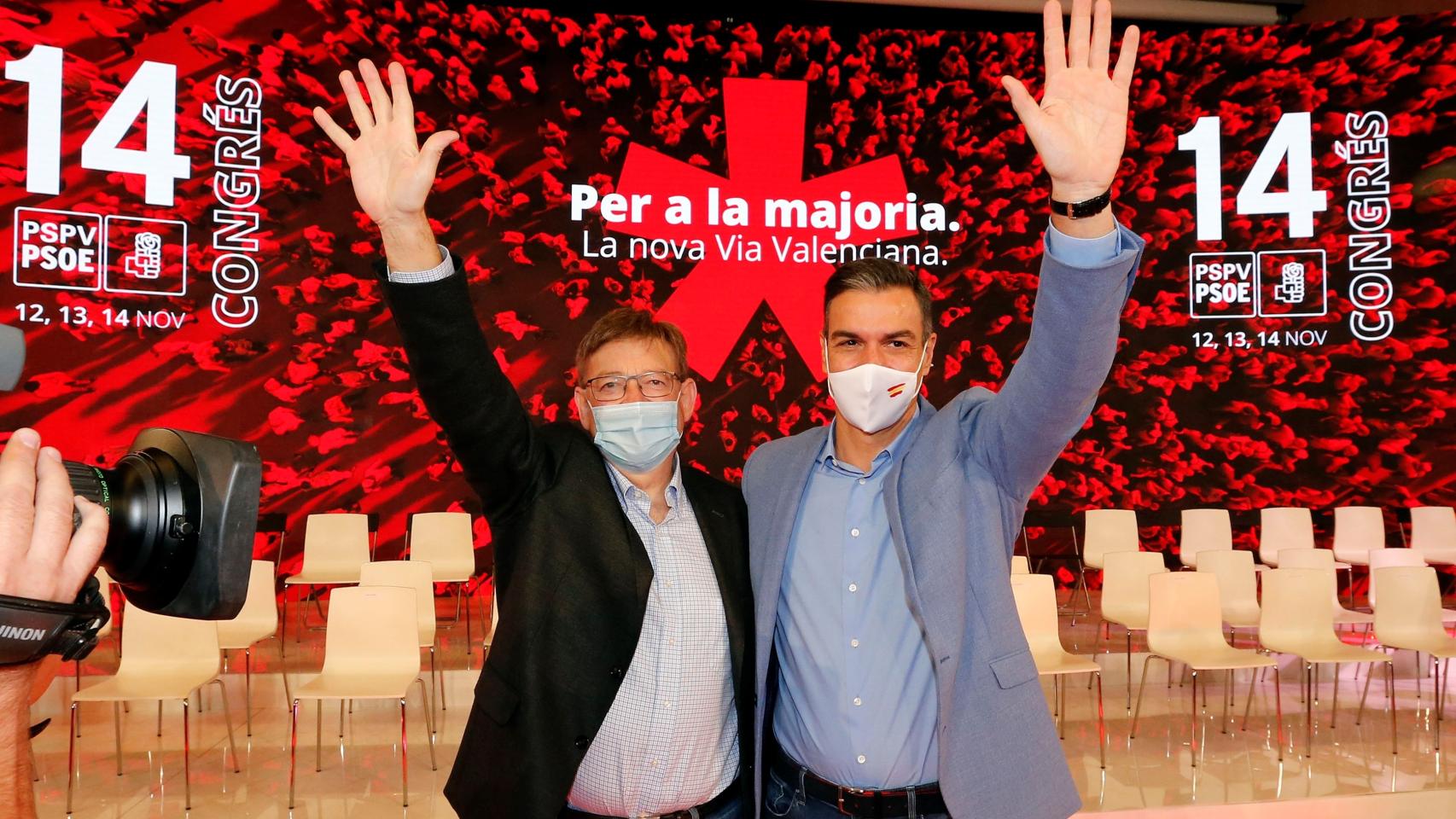 El presidente de la Comunidad valenciana, Ximo Puig, junto al presidente del Gobierno, Pedro Sánchez, en la clausura del XIV congreso del PSPV-PSOE en Benidorm.