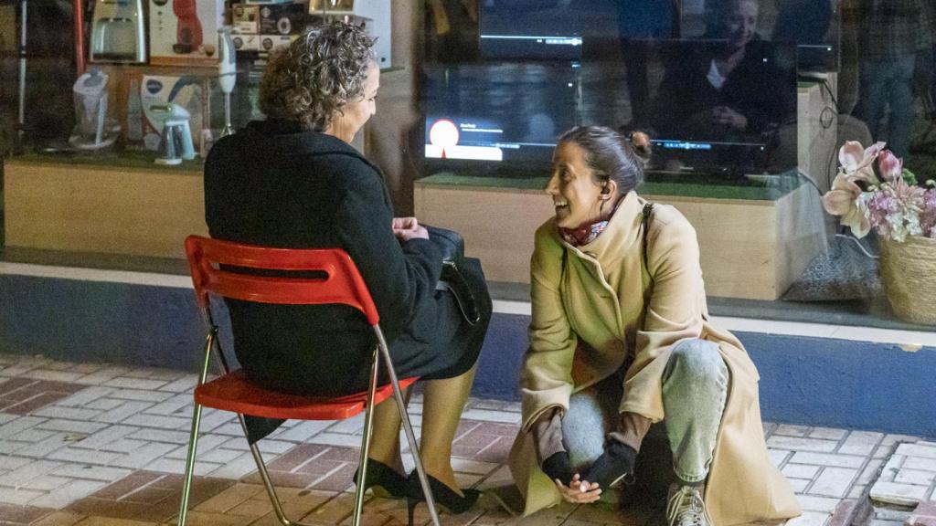 Una bonita imagen de Ana y Emilia en el rodaje.