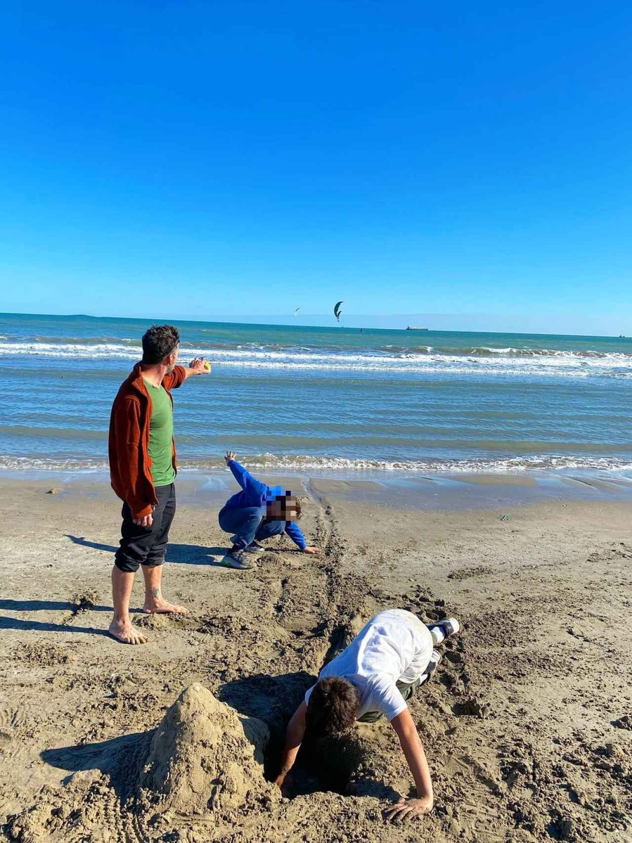 Nacho Palau junto a sus dos hijos disfrutando de un día de playa.