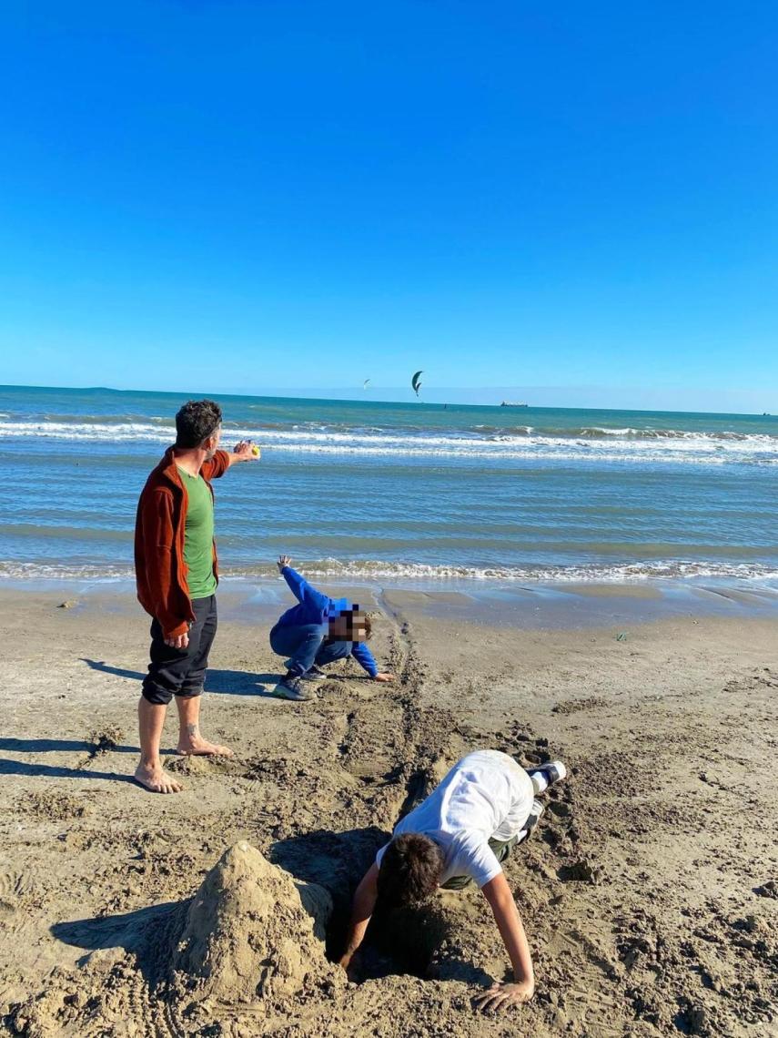 Nacho Palau junto a sus dos hijos disfrutando de un día de playa.