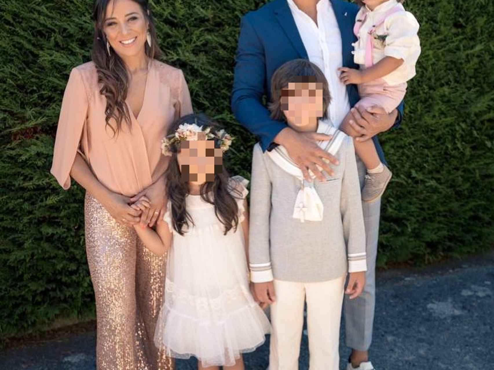 Jorge, junto a su mujer, Alicia Peña, y sus tres hijos, en la comunión del mayor.