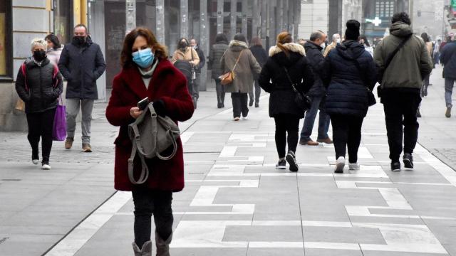 Una mujer pasea con mascarilla por la calle Santa Clara de Zamora