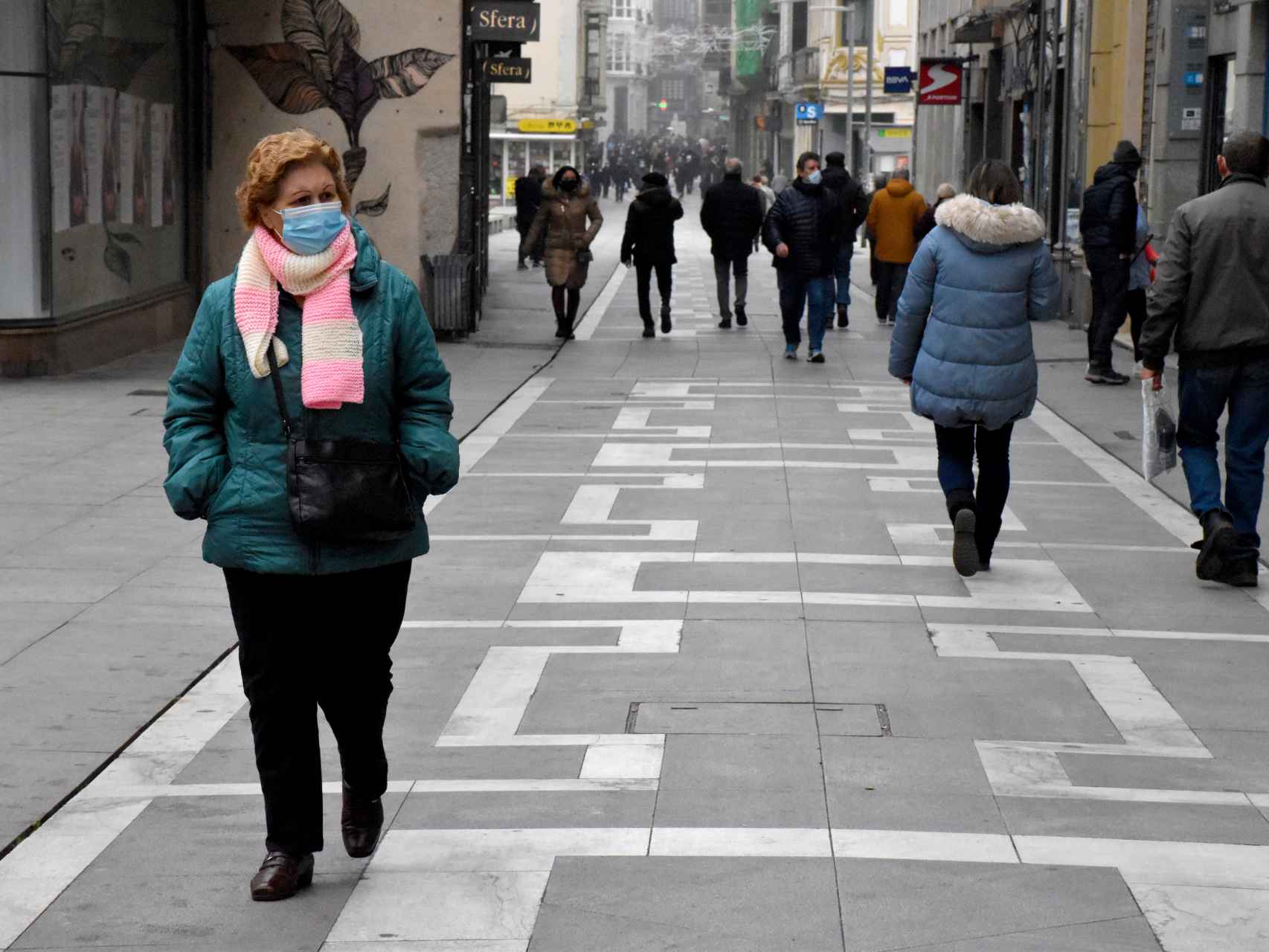 Una mujer pasea por Zamora