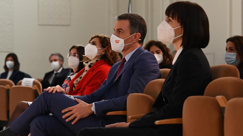 Carolina Darias, ministra de Sanidad; María Jesús Montero, ministra de Hacienda; Pedro Sánchez, presidente del Gobierno; y Diana Morant, ministra de Ciencia.