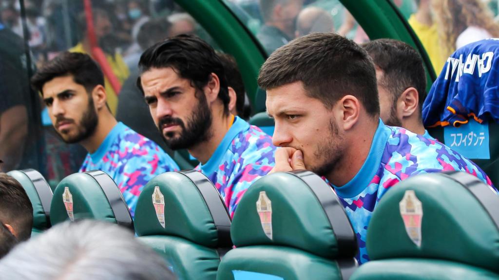 Marco Asensio, Isco Alarcón y Luka Jovic, en el banquillo del Real Madrid.