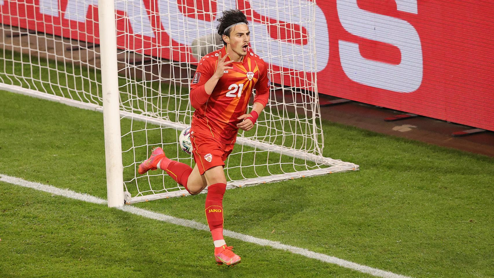 Eljif Elmas celebra un gol con Macedonia.