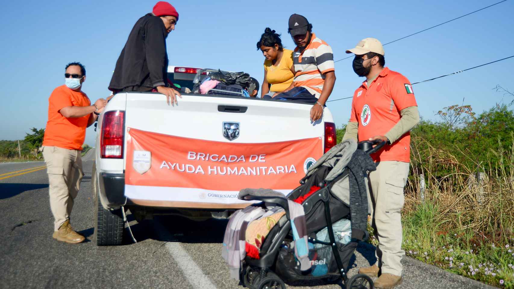 Una brigada de ayuda humanitaria ayuda a un grupo de de la caravana de migrantes de México.