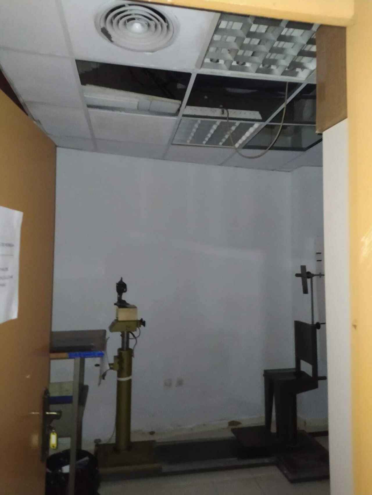 La sala para reseñar a los detenidos tiene parte del techo al descubierto.
