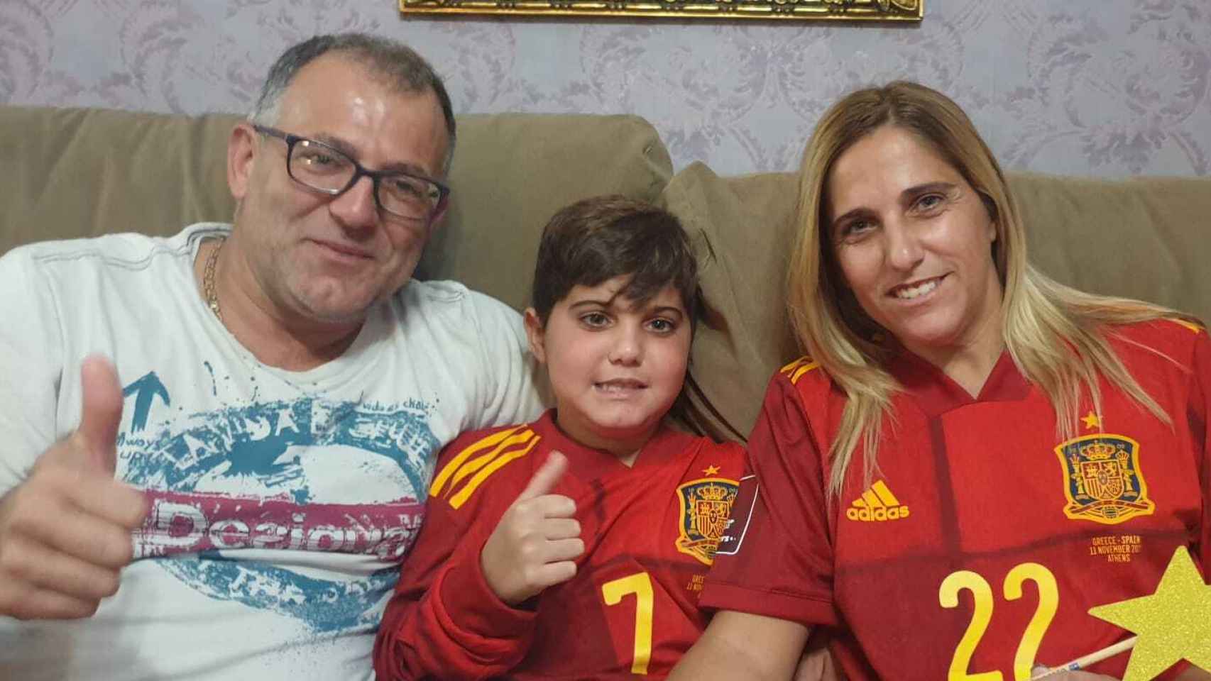 Miguel Ángel, disfrutando de la victoria de España junto a sus padres.