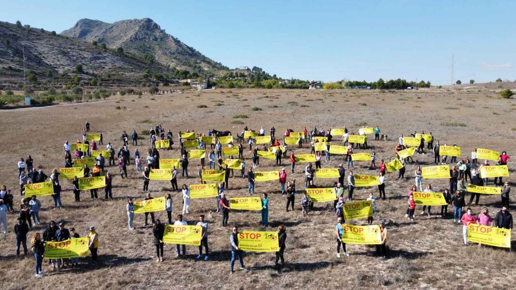 Ecologistas de diferentes colectivos se concentraron el pasado domingo contra la instalación de un huerto solar en Elda.