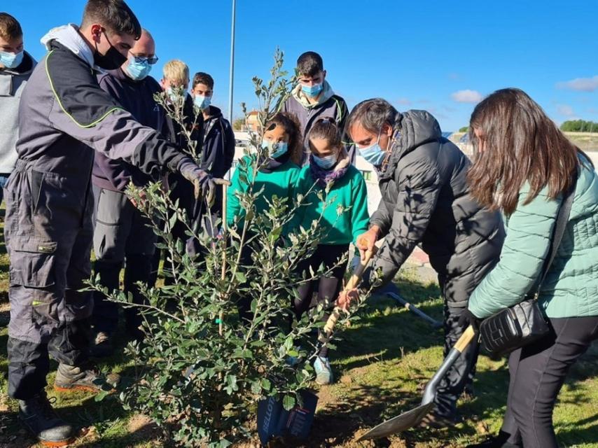 El alcalde de Salamanca, junto a los escolares del Calasanz, en la plantación de árboles