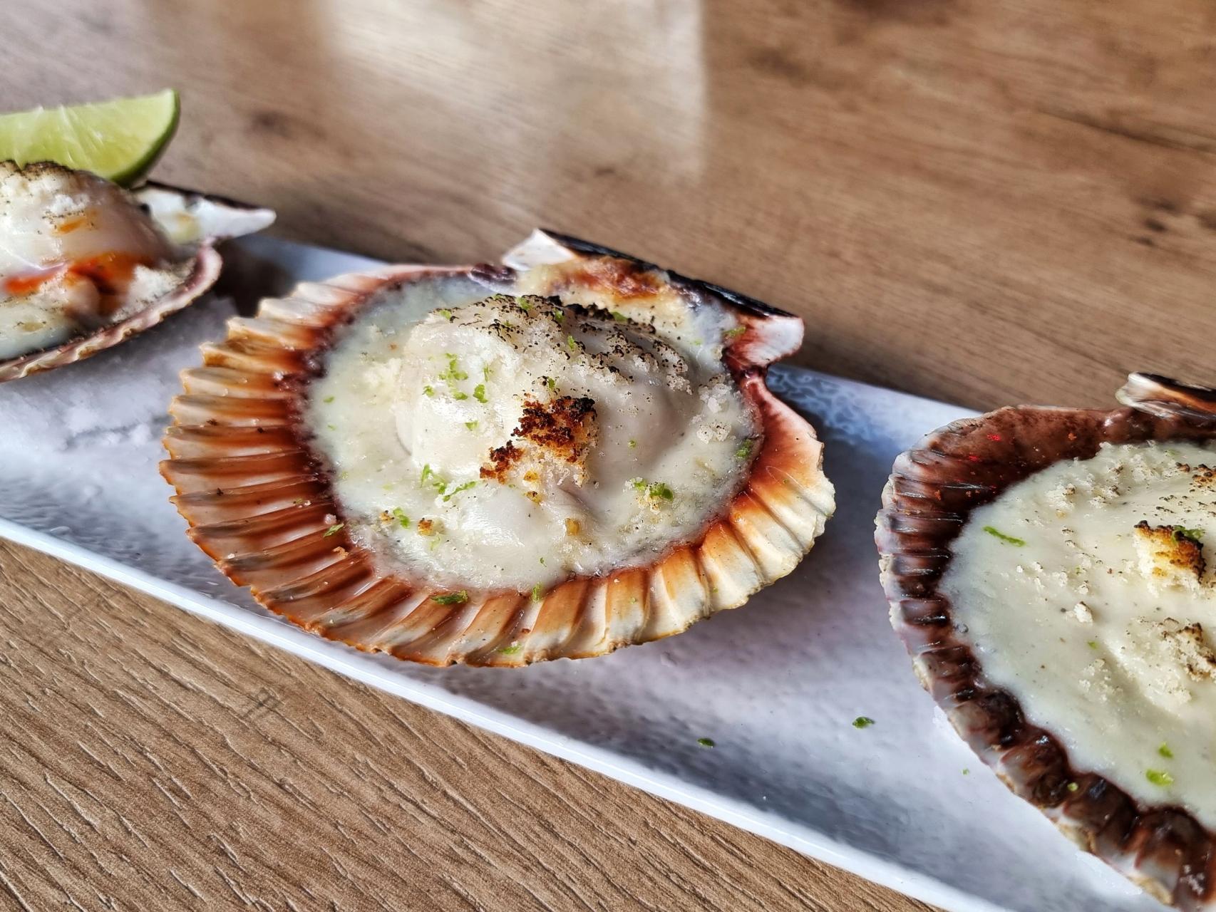 Conchas a la parmesana, una receta de marisco con origen peruano