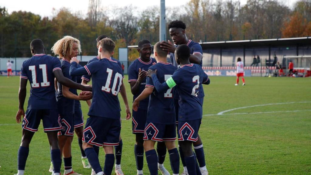 Los juveniles del PSG celebran un gol en 2021.